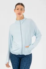 Campera deportiva con capucha, cierre frontal completo y bolsillos laterales. Confeccionada en tejido técnico ligero, presenta mangas largas con abertura para el pulgar.