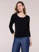 Buzo tejido fino y suave de marca Elie Tahari, color gris, con escote redondo pronunciado, mangas largas y silueta semi entallada.