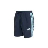 Short de baño Adidas modelo 3S Chelsea WC, color azul marino con las tres tiras características en los laterales y el logo de la marca en celeste. Cuenta con cintura elástica con cordón de ajuste interno.