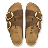 Sandalias Birkenstock modelo Arizona Big Buckle de cuero color marrón, con dos tiras anchas ajustables mediante hebillas metálicas grandes de color dorado. Presenta plantilla anatómica de corcho y suela de EVA.