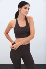 Top deportivo negro de escote redondo y espalda estilo nadadora, con banda elástica inferior para mayor soporte.