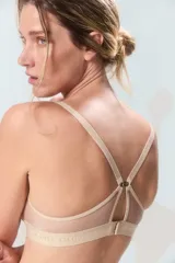 Soutien deportivo de algodón color beige, con diseño sin aro, breteles regulables y banda elástica inferior con logo de la marca.