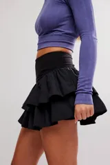 Skort corto de color blanco con diseño de doble vuelo y volados escalonados en la falda.