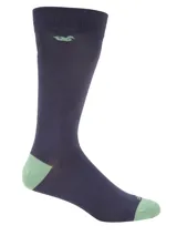 Calcetines de bambú color azul marino con detalles en verde claro en la puntera y el talón. Presentan un pequeño logo bordado en verde claro cerca del puño. Son suaves, frescos, antibacterianos y de alta absorción, manteniendo los pies secos y cómodos.