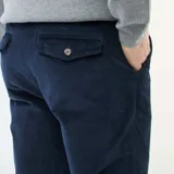 Pantalón chino de corte estándar confeccionado en pana, con cierre de botón y cremallera, bolsillos laterales y bolsillos traseros.