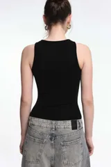 Body negro con hilos dorados y diseño geométrico.