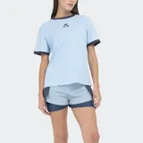 Remera deportiva Le Coq Sportif, color celeste claro, con cuello redondo y ribetes en contraste azul marino en cuello y mangas. Presenta el logo del gallo bordado en el pecho.