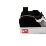 Championes Vans modelo Filmore, con diseño de caña baja en combinación de colores negro y gris. Presenta la icónica banda lateral blanca, cierre con cordones y suela de goma vulcanizada.