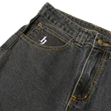 Pantalón de jean negro con lavado stonewash, corte baggy recto, tiro medio, bolsillos delanteros grandes con bordado.