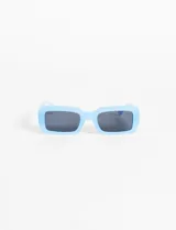 Lentes de sol con montura rectangular color lila y cristales lilas con filtro de protección UV 400.