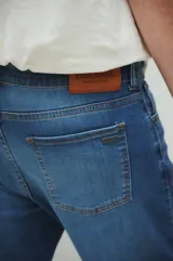 Pantalón de jean celeste de corte recto.