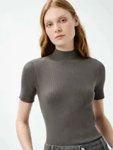 Blusa de tejido de punto acanalado en color gris, con cuello alto y mangas cortas, de corte ajustado al cuerpo.