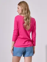 Buzo tejido en hilado de algodón color fucsia, marca Ninety, con mangas 3/4 y cuello redondo.