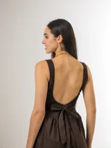 Vestido midi de algodón italiano con spandex, color marrón chocolate, con cuerpo estructurado tipo corsé, escote cuadrado, espalda baja y falda amplia fruncida.