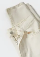 Jeans de tiro alto con corte mom-fit, confeccionados en tejido de algodón estilo vaquero. Presentan diseño de cinco bolsillos, trabillas para cinturón y cierre frontal con cremallera y botón.