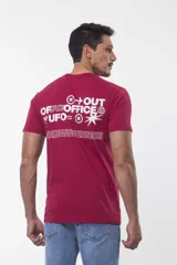 Remera blanca de manga corta y cuello redondo, con pequeño estampado frontal de la marca Ufo.