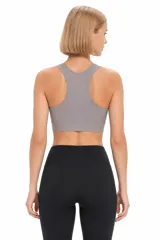 Top deportivo color gris de diseño liso y ajuste cómodo.