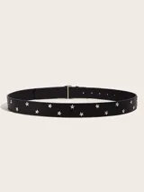 Cinturón negro de cuero sintético con tachas metálicas en forma de estrella y hebilla grande plateada con diseño gótico/tribal.
