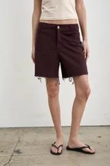 Short de tiro medio color marrón, con corte recto y terminación de ruedo deshilachado.