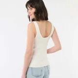 Camiseta de tirantes de tejido acanalado en color blanco, con escote redondo y bordes con detalle de ondas.