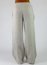 Pantalón marrón de lino de corte recto y holgado, con costuras decorativas claras a lo largo de las piernas.