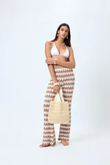 Pantalón tejido con motivo zigzag en blanco y negro, de corte flare y cintura elastizada.