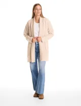 Cardigan largo de tejido de punto suave, color gris, con cuello con caída fluida, mangas largas con hombros caídos y bolsillos laterales discretos.