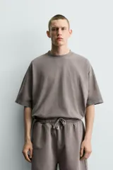 Camiseta de algodón con cuello redondo y mangas cortas, de corte relaxed fit y efecto lavado gris.