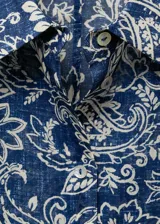 Camisa azul con estampado de cachemir en blanco, de corte recto y manga larga.