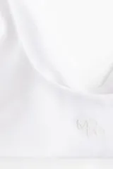 Top deportivo blanco para yoga, con escote en V, breteles anchos y detalle girado en el frente. Incluye copas forradas con relleno extraíble.