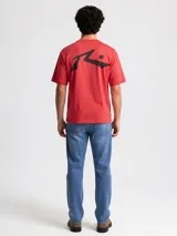 Remera de manga corta color blanco, con cuello redondo y logo de la marca estampado en pequeño en el pecho.