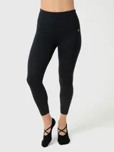 Calza negra de tiro alto con largo hasta el tobillo, confeccionada en tejido suave con tecnología Aloe Vera. Presenta un logo discreto en la parte superior del muslo.