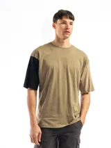 Remera de corte amplio, color beige con manga corta negra en contraste.