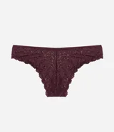 Bombacha bikini Lov confeccionada en encaje rústico con textura floral, de laterales anchos y cintura elástica con aplique de moño y dije colgante.