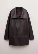 Abrigo de cuero ovino con cuello solapa extragrande, cierre frontal con cremallera y diseño de corte holgado.