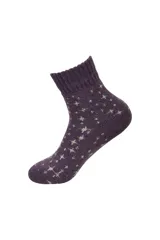 Medias de caña corta en color violeta con estampado de estrellas pequeñas en tono claro, confeccionadas en tejido de punto con puño elástico acanalado.