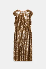 Vestido midi dorado cubierto de lentejuelas, con cuello redondo, mangas cortas y espalda abierta con cordones para ajustar.