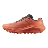 Championes de trail running Salomon Ultra Flow 2, de color negro con suela blanca y detalles en gris. Cuenta con upper de malla transpirable, entresuela amortiguada y suela con tacos para mayor tracción en terrenos difíciles.