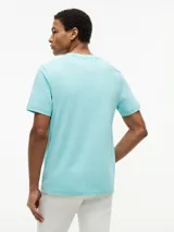 Remera celeste de manga corta Tommy Hilfiger, con cuello redondo y logo gráfico script bordado en el pecho.