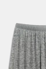 Pantalón bombacho confeccionado en mezcla de lyocell, color gris melange. Presenta tiro medio, cintura elástica con cordón de ajuste, pierna ancha y bajo abullonado con elástico.