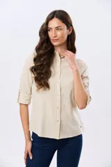 Camisa de lino lisa de manga larga, con cuello clásico y cierre frontal de botones.