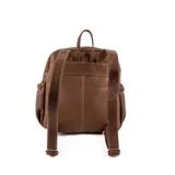 Mochila de cuero color marrón con cierre superior y bolsillos laterales fruncidos.