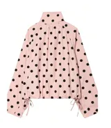 Chaqueta rosa con estampado de lunares negros, cuello alto, mangas largas abullonadas y cordón ajustable en el dobladillo.