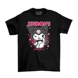 Remera negra de manga corta con estampado frontal del personaje Kuromi de Sanrio, acompañada de texto en japonés y detalles en color rosa.