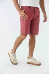 Bermuda tipo chino de gabardina, con diseño de cinco bolsillos, cierre de cremallera y botón, y detalle de botamanga.