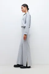Pantalón gris melange de corte ancho, con tajos laterales en el ruedo.