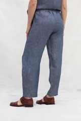 Mono color mostaza de lino, con breteles anchos en color blanco y corte holgado.