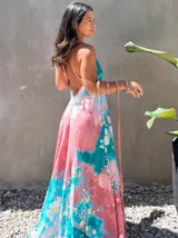 Vestido largo verde con diseño estampado tipo tie-dye y detalles dorados, de corte fluido, un solo hombro y diseño amplio.