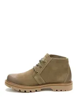 Bota Caterpillar modelo Grader Chukka de color beige, confeccionada en gamuza, con diseño de caña baja, cordones frontales y suela de goma tractorada.