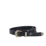 Cinturón fino de cuero charol negro con hebilla metálica plateada con diseño labrado.